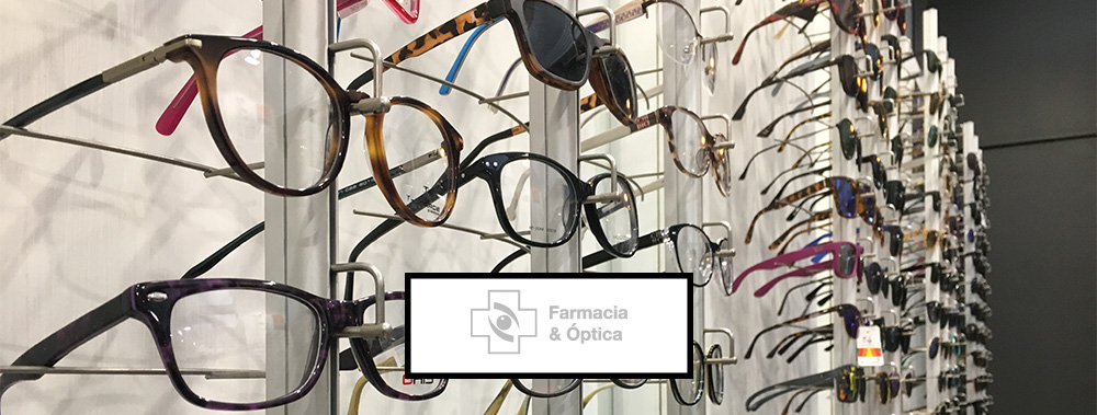 estante con gafas de una óptica